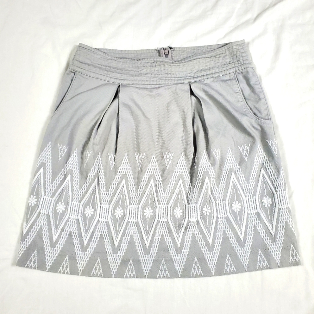 Banana Republic Embroidered Gray mini Skirt with pockets size 6